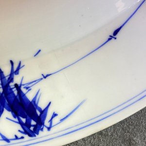 Un plat en porcelaine de Chine en bleu et blanc à décor de musiciens, Kangxi — photo 7