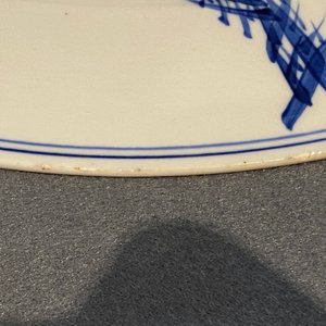 Un plat en porcelaine de Chine en bleu et blanc à décor de musiciens, Kangxi — photo 10
