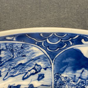 Un plat en porcelaine de Chine en bleu et blanc à décor de musiciens, Kangxi — photo 3