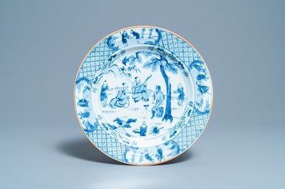 Un plat en porcelaine de Chine en bleu et blanc à décor de musiciens, Kangxi