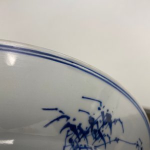 Un plat en porcelaine de Chine en bleu et blanc à décor de musiciens, Kangxi — photo 7