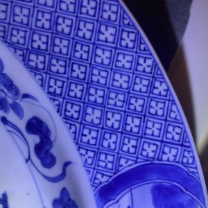 Un plat en porcelaine de Chine en bleu et blanc à décor de musiciens, Kangxi — photo 3