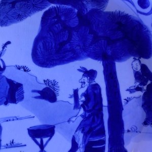 Un plat en porcelaine de Chine en bleu et blanc à décor de musiciens, Kangxi — photo 6