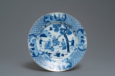 Un plat en porcelaine de Chine en bleu et blanc à décor de musiciens, Kangxi