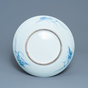 Un plat en porcelaine de Chine en bleu et blanc à décor de pivoines, 19ème — photo 2