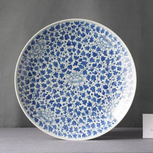 Un plat en porcelaine de Chine en bleu et blanc à décor de pivoines, 19ème — photo 3