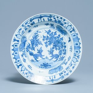 Un plat en porcelaine de Chine en bleu et blanc à décor de qilins, Jiajing — photo 1