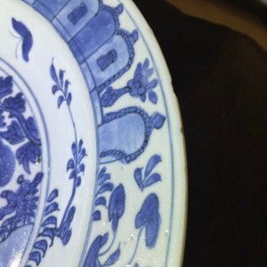 Un plat en porcelaine de Chine en bleu et blanc à décor de qilins, Jiajing — photo 5