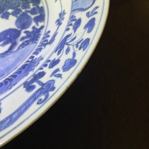 Un plat en porcelaine de Chine en bleu et blanc à décor de qilins, Jiajing — photo 6