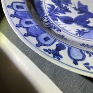 Un plat en porcelaine de Chine en bleu et blanc à décor de qilins, Jiajing — photo 8