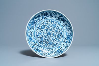 Un plat en porcelaine de Chine en bleu et blanc à décor de rinceaux floraux de style Ming, Qianlong
