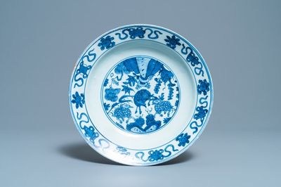 Un plat en porcelaine de Chine en bleu et blanc à décor de trois béliers, Jiajing