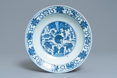 Un plat en porcelaine de Chine en bleu et blanc à décor de trois béliers, Jiajing