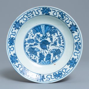 Un plat en porcelaine de Chine en bleu et blanc à décor de trois béliers, Jiajing — photo 1