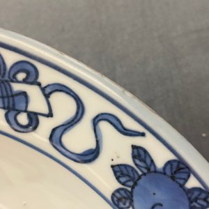Un plat en porcelaine de Chine en bleu et blanc à décor de trois béliers, Jiajing — photo 4