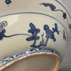 Un plat en porcelaine de Chine en bleu et blanc à décor de trois béliers, Jiajing — photo 7