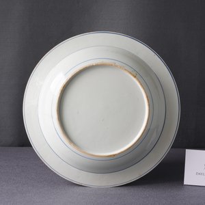 Un plat en porcelaine de Chine en bleu et blanc à décor des 'Trois amis de l'hiver', Yongzheng/Qianlong — photo 4