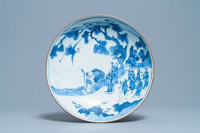 Un plat en porcelaine de Chine en bleu et blanc à décor d'immortels, marque Yu Tang Jia Qi, Shunzhi