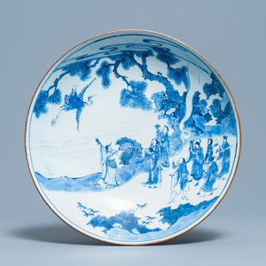 Un plat en porcelaine de Chine en bleu et blanc à décor d'immortels, marque Yu Tang Jia Qi, Shunzhi — photo 1
