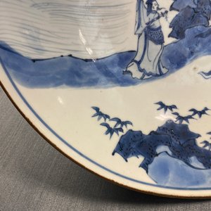 Un plat en porcelaine de Chine en bleu et blanc à décor d'immortels, marque Yu Tang Jia Qi, Shunzhi — photo 13