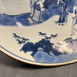 Un plat en porcelaine de Chine en bleu et blanc à décor d'immortels, marque Yu Tang Jia Qi, Shunzhi — photo 14