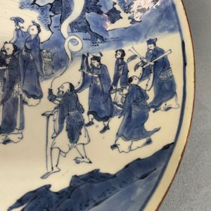 Un plat en porcelaine de Chine en bleu et blanc à décor d'immortels, marque Yu Tang Jia Qi, Shunzhi — photo 25