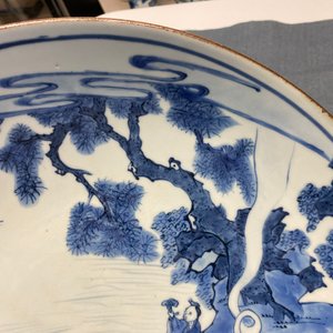 Un plat en porcelaine de Chine en bleu et blanc à décor d'immortels, marque Yu Tang Jia Qi, Shunzhi — photo 7