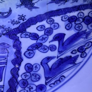 Un plat en porcelaine de Chine en bleu et blanc à décor d'oiseaux et d'écureuils, Jiajing — photo 5