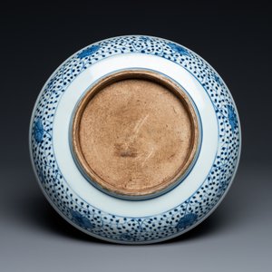 Un plat en porcelaine de Chine en bleu et blanc à décor d'un bouquet de lotus, Qianlong/Jiaqing — photo 2