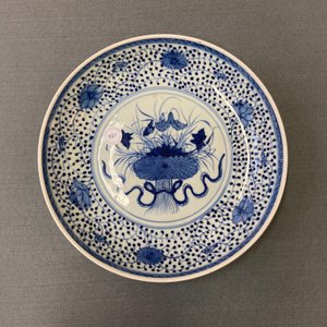 Un plat en porcelaine de Chine en bleu et blanc à décor d'un bouquet de lotus, Qianlong/Jiaqing — photo 3