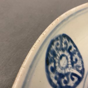 Un plat en porcelaine de Chine en bleu et blanc à décor d'un dragon de mer, marque de Jiajing, Ming — photo 6