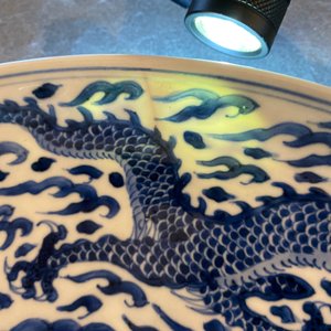Un plat en porcelaine de Chine en bleu et blanc à décor d'un dragon, marque et époque de Kangxi — photo 4