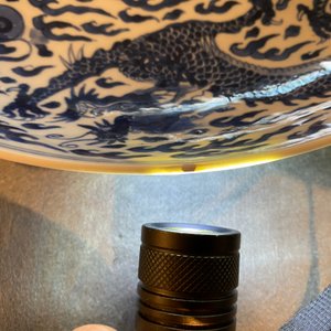 Un plat en porcelaine de Chine en bleu et blanc à décor d'un dragon, marque et époque de Kangxi — photo 5