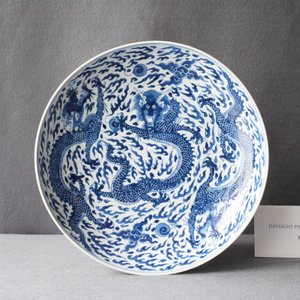 Un plat en porcelaine de Chine en bleu et blanc à décor d'un dragon, marque et époque de Kangxi — photo 11