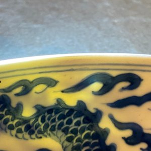 Un plat en porcelaine de Chine en bleu et blanc à décor d'un dragon, marque et époque de Kangxi — photo 10