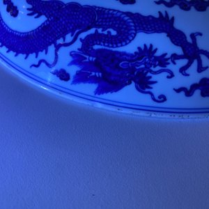 Un plat en porcelaine de Chine en bleu et blanc à décor d'un dragon, Qianlong — photo 9