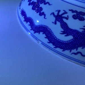 Un plat en porcelaine de Chine en bleu et blanc à décor d'un dragon, Qianlong — photo 10