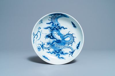 Un plat en porcelaine de Chine en bleu et blanc à décor d'un dragon, Yongzheng