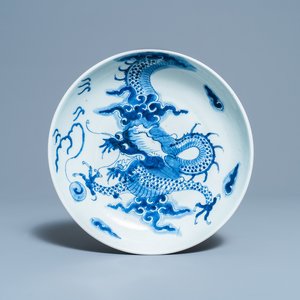 Un plat en porcelaine de Chine en bleu et blanc à décor d'un dragon, Yongzheng — photo 1