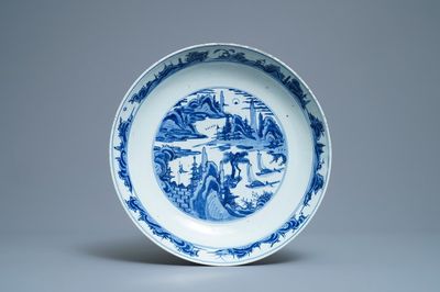 Un plat en porcelaine de Chine en bleu et blanc à décor d'un paysage fluviale, Jiajing