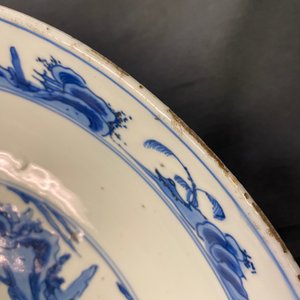 Un plat en porcelaine de Chine en bleu et blanc à décor d'un paysage fluviale, Jiajing — photo 3