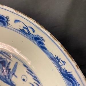 Un plat en porcelaine de Chine en bleu et blanc à décor d'un paysage fluviale, Jiajing — photo 4