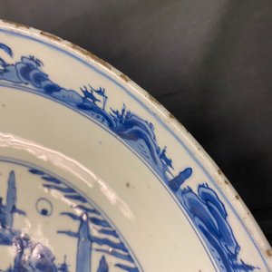 Un plat en porcelaine de Chine en bleu et blanc à décor d'un paysage fluviale, Jiajing — photo 5