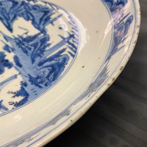 Un plat en porcelaine de Chine en bleu et blanc à décor d'un paysage fluviale, Jiajing — photo 6