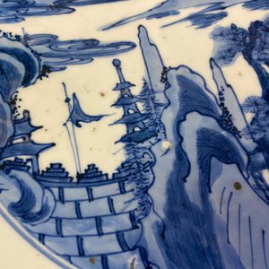 Un plat en porcelaine de Chine en bleu et blanc à décor d'un paysage fluviale, Jiajing — photo 7