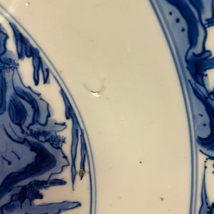 Un plat en porcelaine de Chine en bleu et blanc à décor d'un paysage fluviale, Jiajing — photo 8