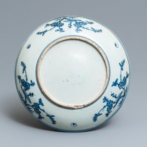 Un plat en porcelaine de Chine en bleu et blanc à décor d'un paysage, Jiajing — photo 2