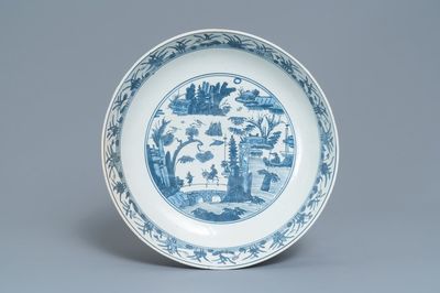 Un plat en porcelaine de Chine en bleu et blanc à décor d'un paysage, Jiajing