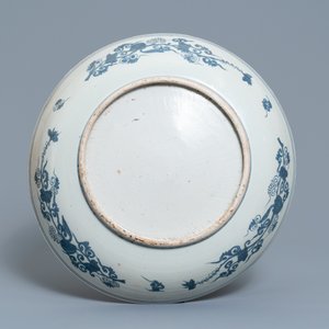 Un plat en porcelaine de Chine en bleu et blanc à décor d'un paysage, Jiajing — photo 2