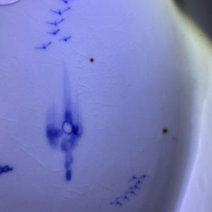 Un plat en porcelaine de Chine en bleu et blanc à décor d'un paysage riverain, Kangxi/Yongzheng — photo 3